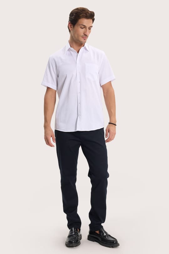Erkek Regular Fit Klasik Kesim Pamuklu Kısa Kollu Armürlü Cepli Beyaz Gömlek