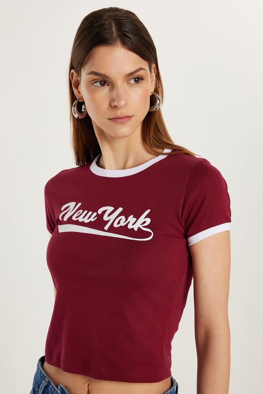 Kadın Slim Fit Dar Kesim %100 Pamuk Kısa Kollu Bisiklet Yaka Baskılı Bordo Tişört