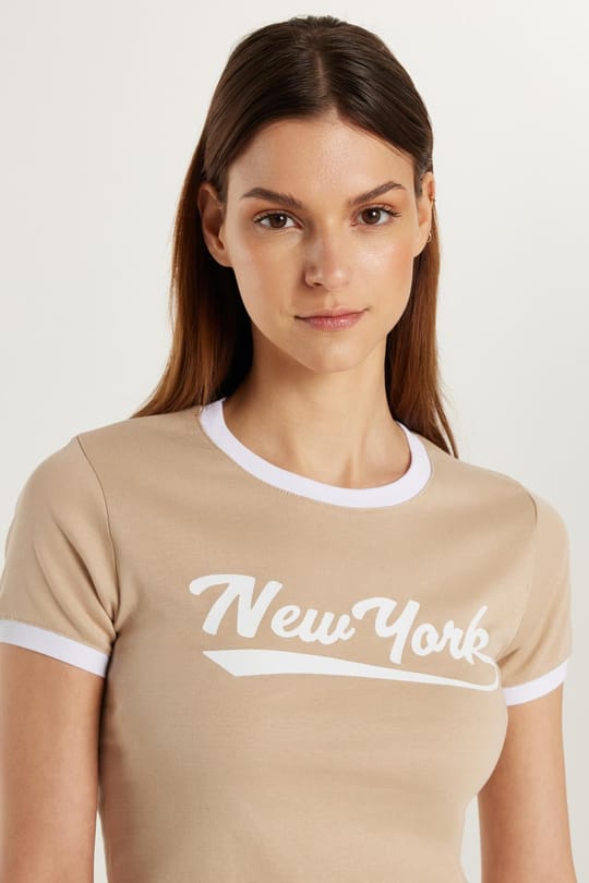Kadın Slim Fit Dar Kesim %100 Pamuk Bisiklet Yaka Baskılı Bej Tişört