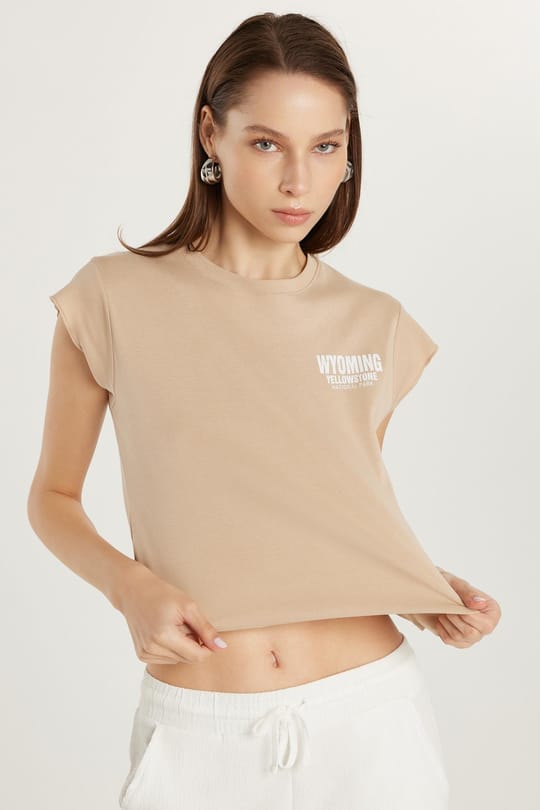 Kadın Slim Fit Ribanalı Baskılı %100 Pamuk Bisiklet Yaka Bej Tişört