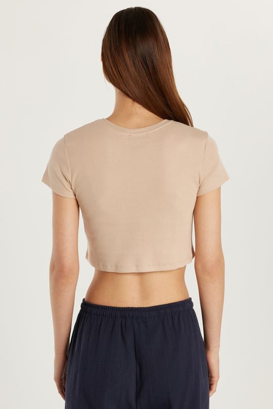 Kadın Slim Fit Dar Kesim %100 Pamuk Bisiklet Yaka Baskılı Bej Crop Tişört