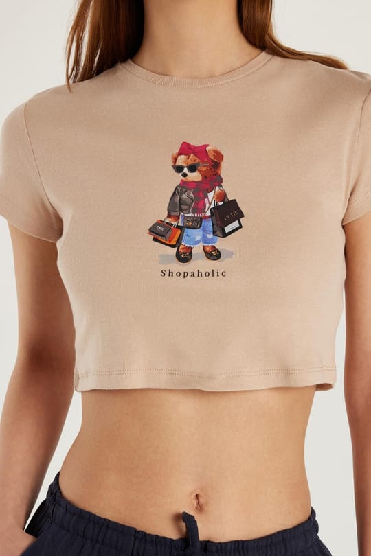 Kadın Slim Fit Dar Kesim %100 Pamuk Bisiklet Yaka Baskılı Bej Crop Tişört