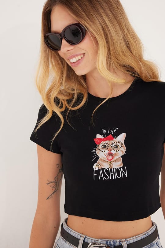 Kadın Slim Fit Dar Kesim %100 Pamuk Bisiklet Yaka Baskılı Siyah Crop Tişört