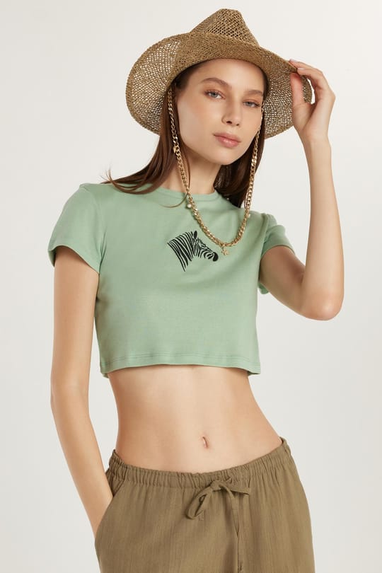 Kadın Slim Fit Dar Kesim %100 Pamuk Bisiklet Yaka Baskılı Haki Crop Tişört