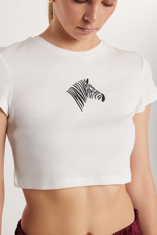 Kadın Slim Fit Dar Kesim %100 Pamuk Bisiklet Yaka Baskılı Beyaz Crop Tişört