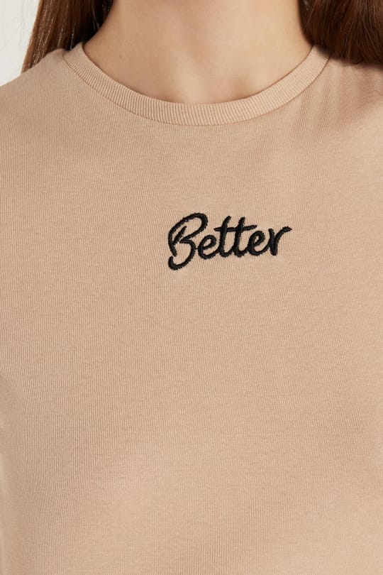Kadın Slim Fit Dar Kesim %100 Pamuk Bisiklet Yaka Baskılı Bej Crop Tişört