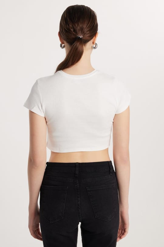 Kadın Slim Fit Dar Kesim %100 Pamuk Bisiklet Yaka Baskılı Beyaz Crop Tişört