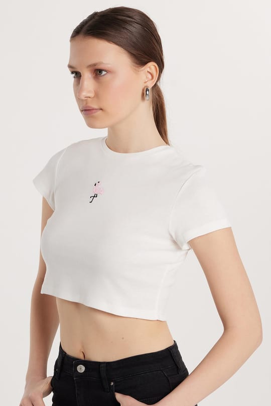 Kadın Slim Fit Dar Kesim %100 Pamuk Bisiklet Yaka Baskılı Beyaz Crop Tişört
