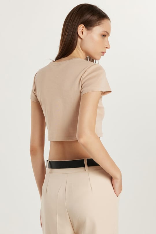 Kadın Slim Fit Dar Kesim %100 Pamuk Bisiklet Yaka Baskılı Bej Crop Tişört