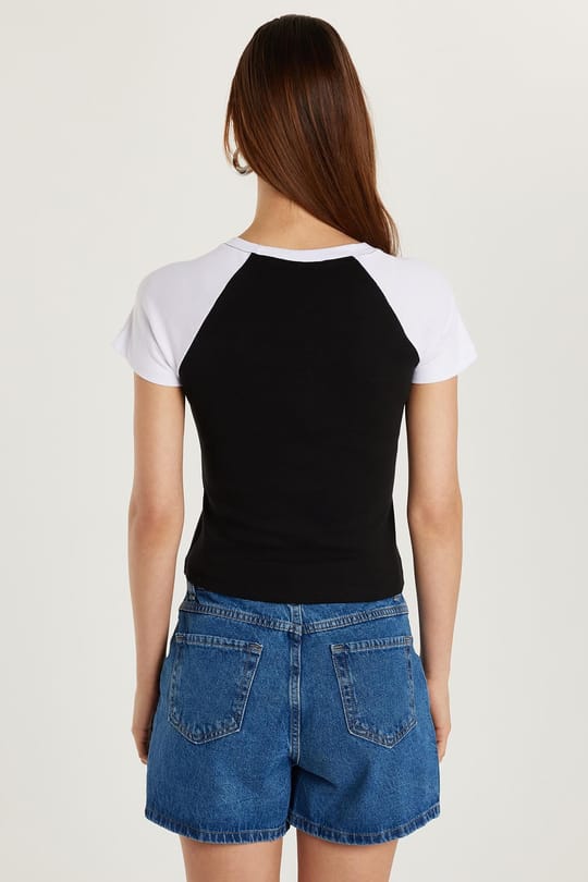 Kadın Slim Fit Dar Kesim %100 Pamuk Kısa Kollu Bisiklet Yaka Baskılı Siyah Tişört