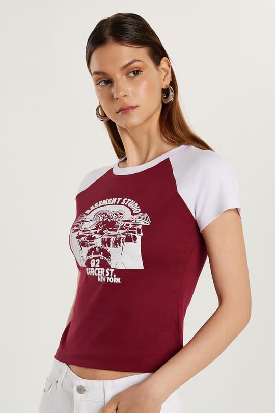 Kadın Slim Fit Dar Kesim %100 Pamuk Kısa Kollu Bisiklet Yaka Baskılı Bordo Tişört