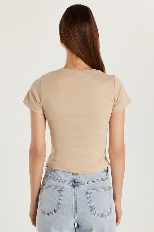 Kadın Slim Fit Dar Kesim Kısa Kollu Bisiklet Yaka Nakışlı Bej Tişört