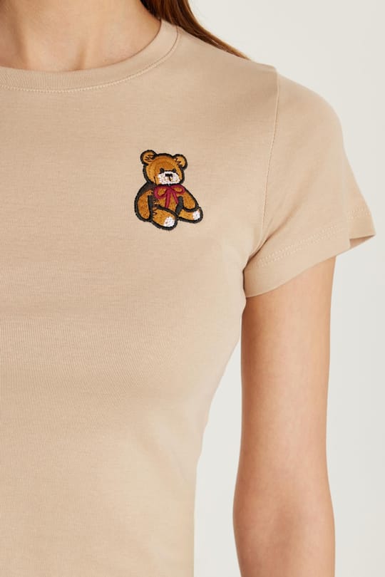 Kadın Slim Fit Dar Kesim Kısa Kollu Bisiklet Yaka Nakışlı Bej Tişört