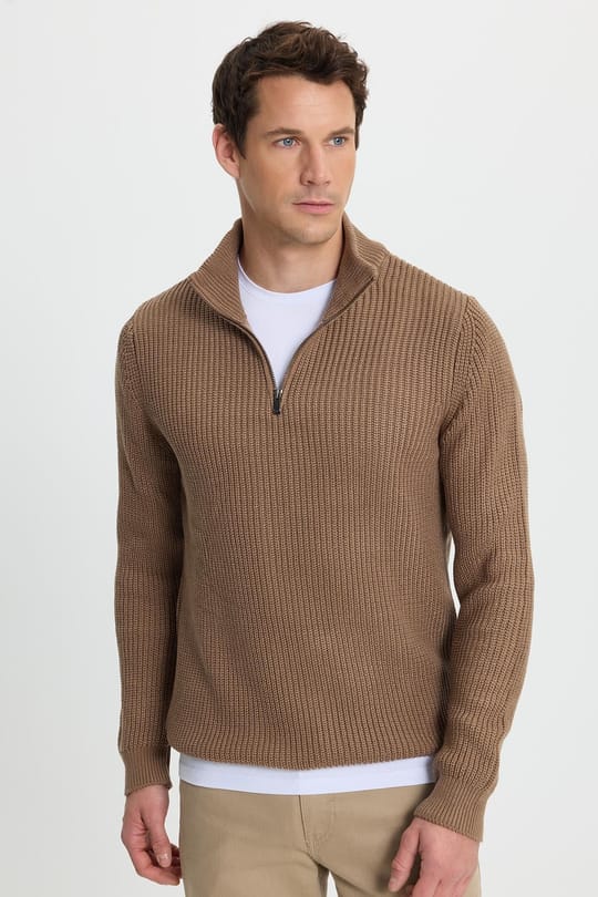Erkek Slim Fit Dar Kesim Fermuarlı Koyu Vizon Dik Yaka Triko Kazak