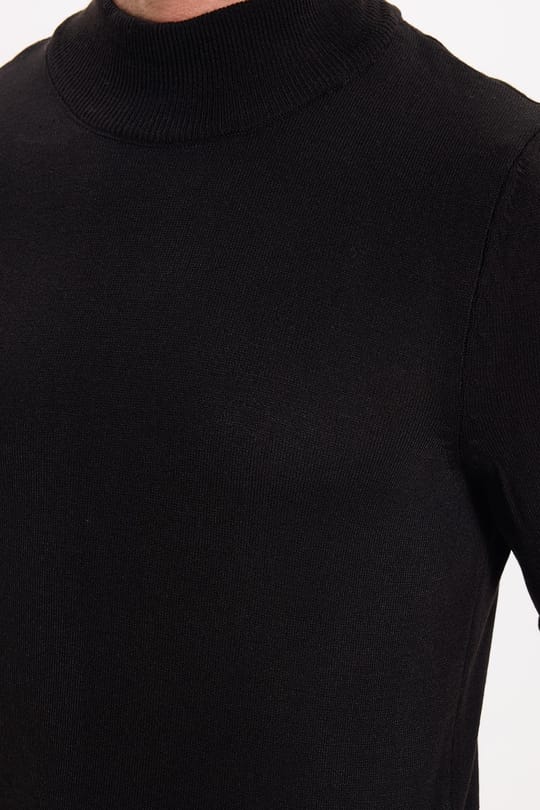 Erkek Slim Fit Dar Kesim Yumuşak Dokulu Tüylenmeyen Siyah Yarım Balıkçı Yaka Triko Kazak