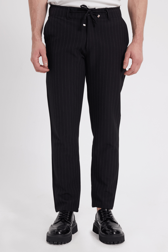 Erkek Slim Fit Dar Kesim Gofre Kumaş Beli Bağcıklı Çizgili Siyah Pantolon