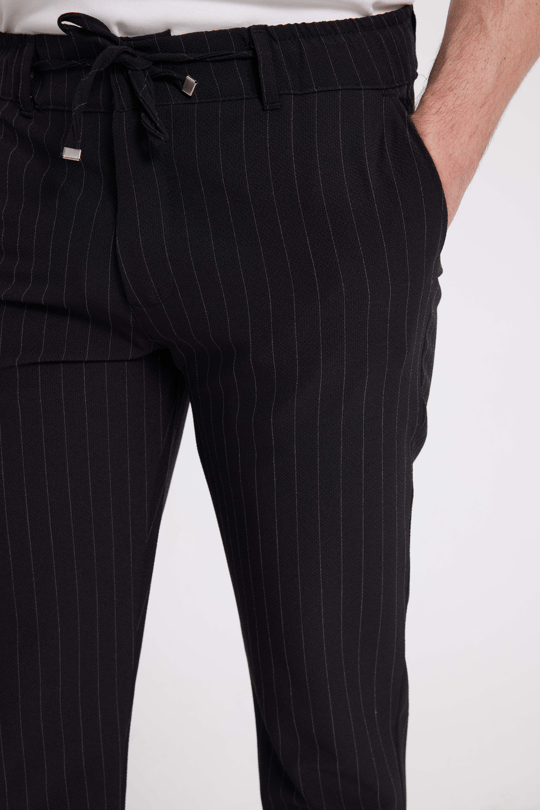 Erkek Slim Fit Dar Kesim Gofre Kumaş Beli Bağcıklı Çizgili Siyah Pantolon