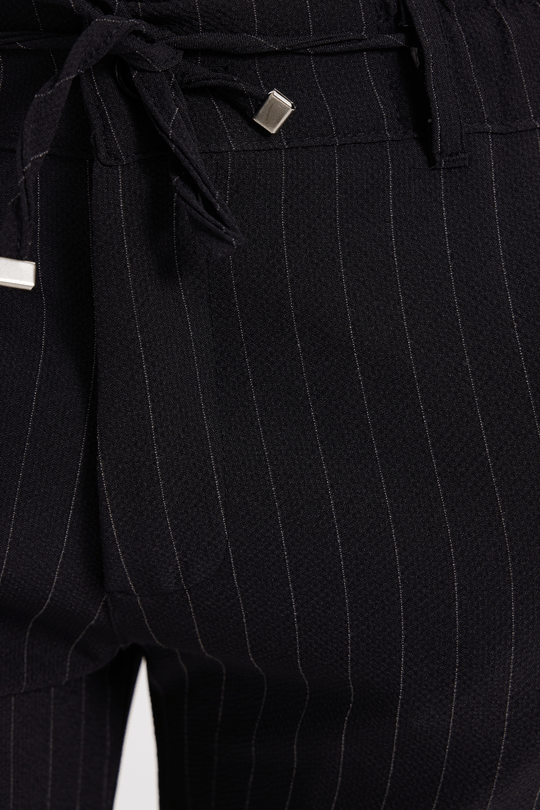 Erkek Slim Fit Dar Kesim Gofre Kumaş Beli Bağcıklı Çizgili Siyah Pantolon