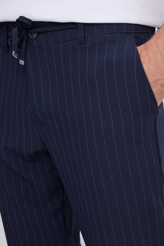 Erkek Slim Fit Dar Kesim Gofre Kumaş Beli Bağcıklı Çizgili Lacivert Pantolon