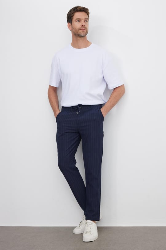 Erkek Slim Fit Dar Kesim Gofre Kumaş Beli Bağcıklı Çizgili Lacivert Pantolon