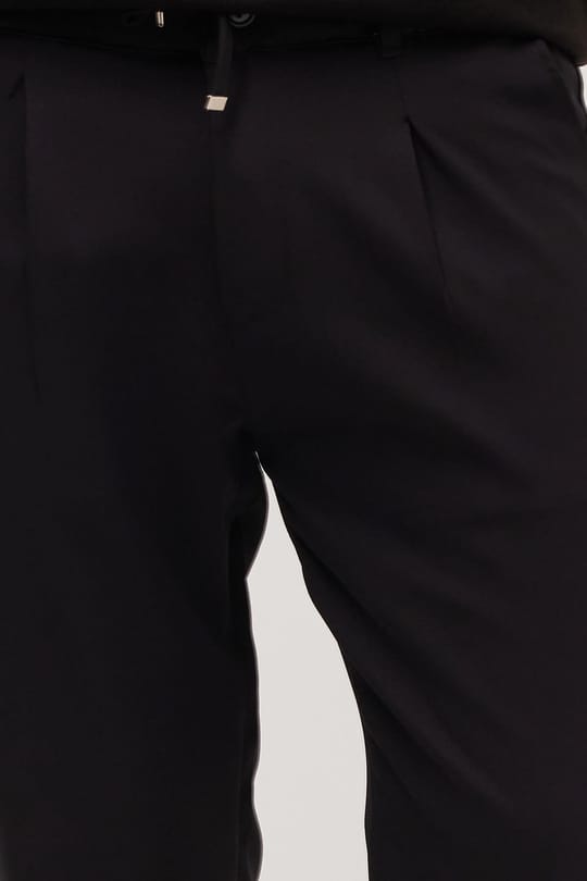 Erkek Slim Fit Dar Kesim Lastikli Bel Bağcık Detaylı Pileli Siyah Pantolon