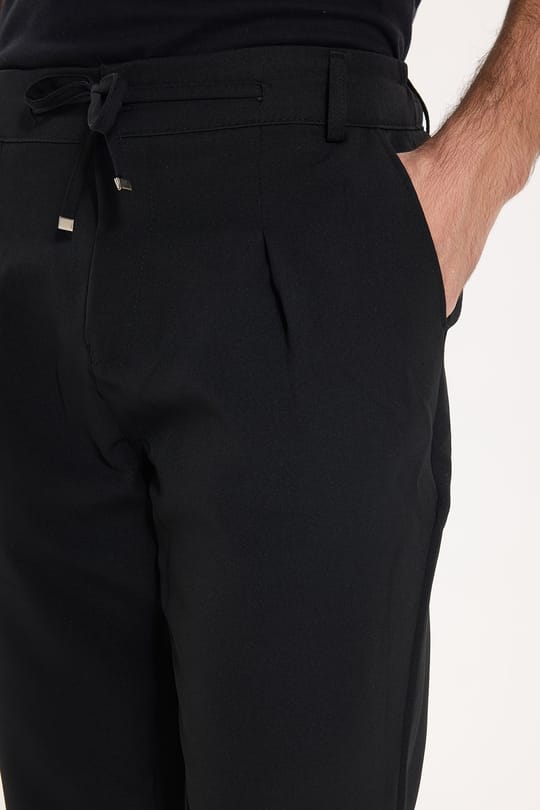 Erkek Slim Fit Dar Kesim Lastikli Bel Bağcık Detaylı Pileli Siyah Pantolon