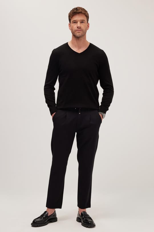 Erkek Slim Fit Dar Kesim Lastikli Bel Bağcık Detaylı Pileli Siyah Pantolon