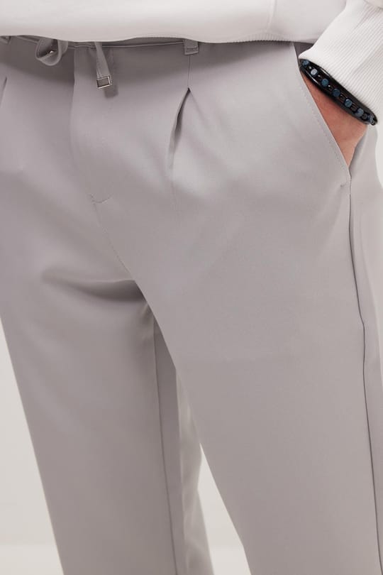 Erkek Slim Fit Dar Kesim Lastikli Bel Bağcık Detaylı Pileli Gri Pantolon