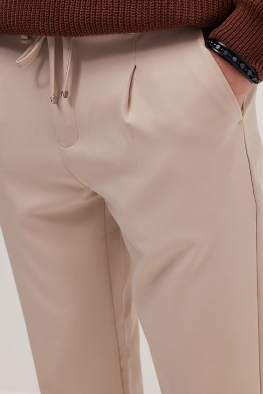 Erkek Slim Fit Dar Kesim Lastikli Bel Bağcık Detaylı Pileli Taş Pantolon