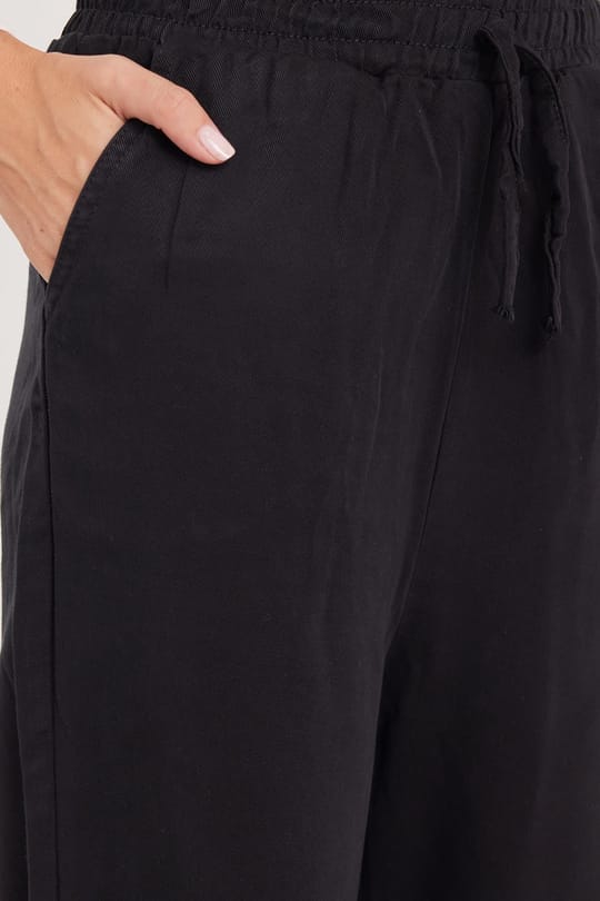 Kadın Regular Fit Klasik Kesim Pamuklu Geniş Paça Siyah Pantolon