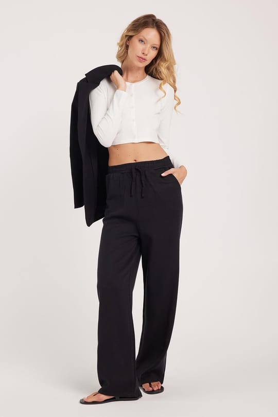 Kadın Regular Fit Klasik Kesim Pamuklu Geniş Paça Siyah Pantolon