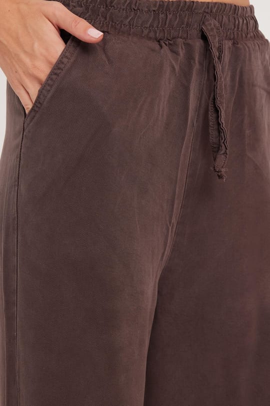 Kadın Regular Fit Klasik Kesim Pamuklu Geniş Paça Kahverengi Pantolon