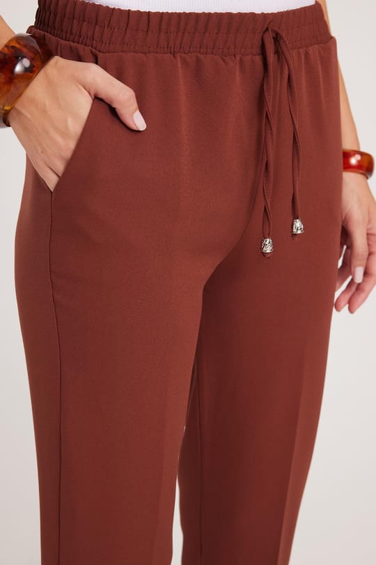 Kadın Relax Fit Rahat Kesim Yüksel Bel Dar Paça Beli Lastikli Bağcıklı Kahverengi Pantolon