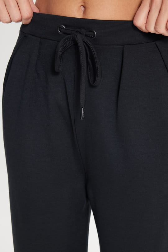 Kadın Regular Fit Klasik Kesim Beli Bağcıklı Pileli Çift Cepli Siyah Pantolon