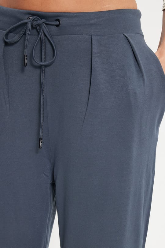 Kadın Regular Fit Klasik Kesim Beli Bağcıklı Pileli Çift Cepli Antrasit Pantolon