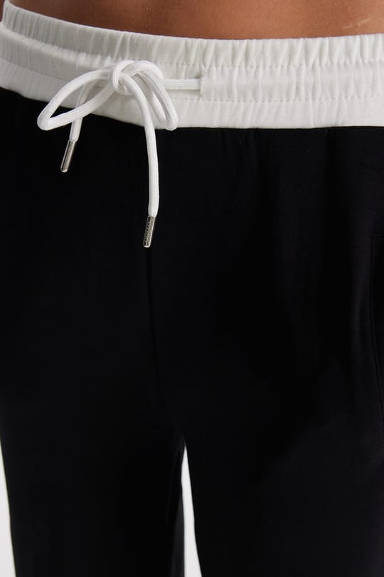 Kadın Relax Fit Rahat Kesim Beli Bağcıklı Lastikli Şerit Detaylı Çift Cepli Siyah Pantolon