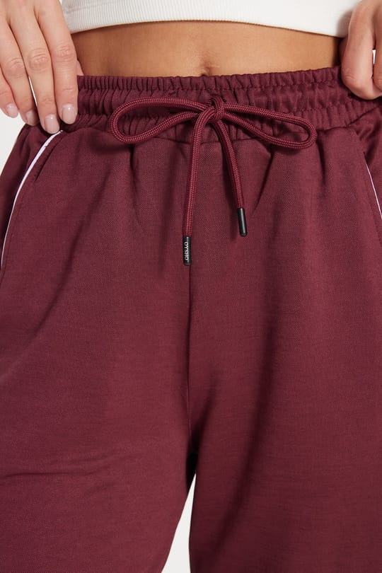 Kadın Relax Fit Rahat Kesim Beli Bağcıklı Lastikli Şerit Detaylı Çift Cepli Bordo Pantolon
