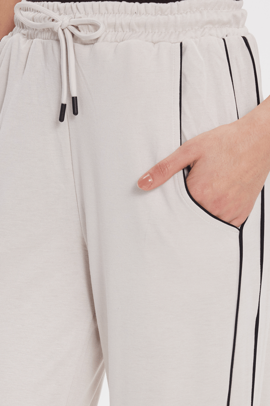 Kadın Relax Fit Rahat Kesim Beli Bağcıklı Lastikli Şerit Detaylı Çift Cepli Bej Pantolon