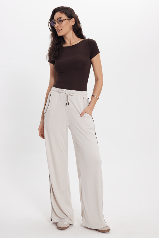 Kadın Relax Fit Rahat Kesim Beli Bağcıklı Lastikli Şerit Detaylı Çift Cepli Bej Pantolon