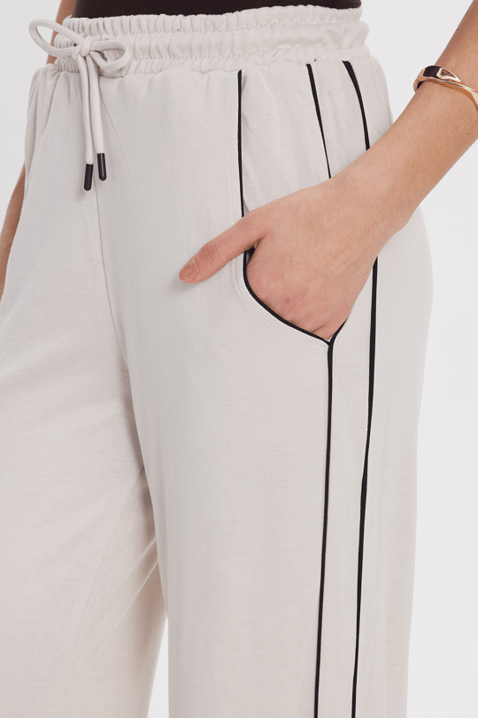 Kadın Relax Fit Rahat Kesim Beli Bağcıklı Lastikli Şerit Detaylı Çift Cepli Bej Pantolon