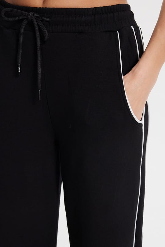 Kadın Relax Fit Rahat Kesim Beli Bağcıklı Lastikli Şerit Detaylı Çift Cepli Siyah Pantolon