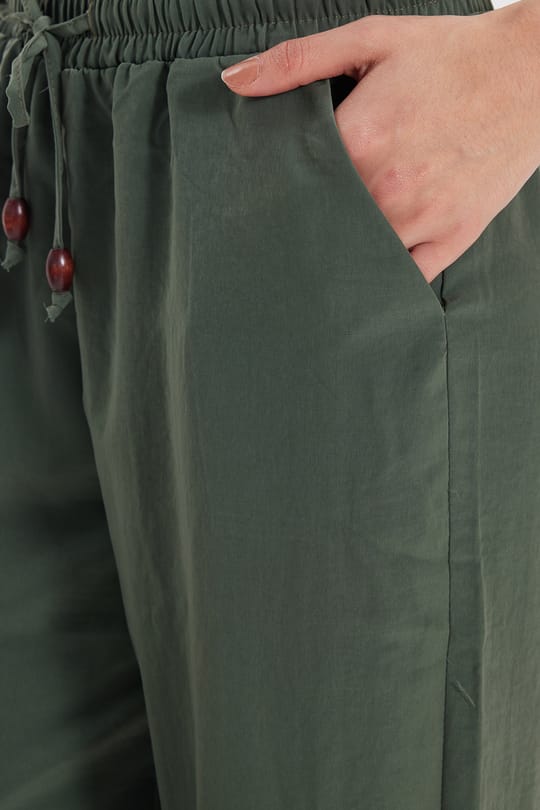 Kadın Relax Fit Rahat Kesim Beli Bağcıklı Lastikli Düğme Detaylı Çift Cepli Haki Pantolon