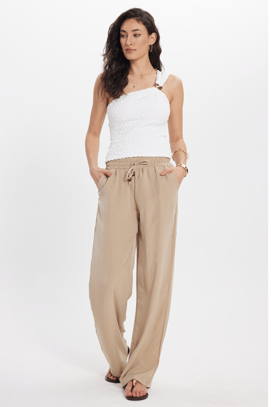 Kadın Relax Fit Rahat Kesim Beli Bağcıklı Lastikli Düğme Detaylı Çift Cepli Bej Pantolon