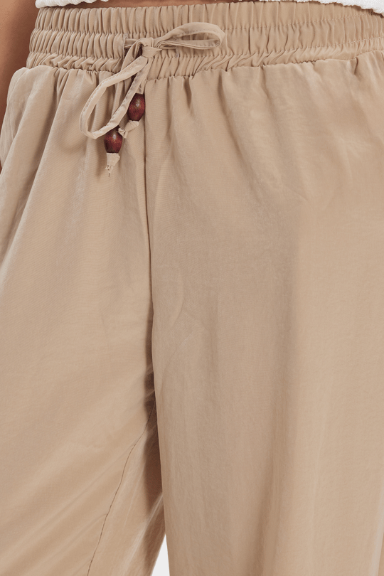 Kadın Relax Fit Rahat Kesim Beli Bağcıklı Lastikli Düğme Detaylı Çift Cepli Bej Pantolon