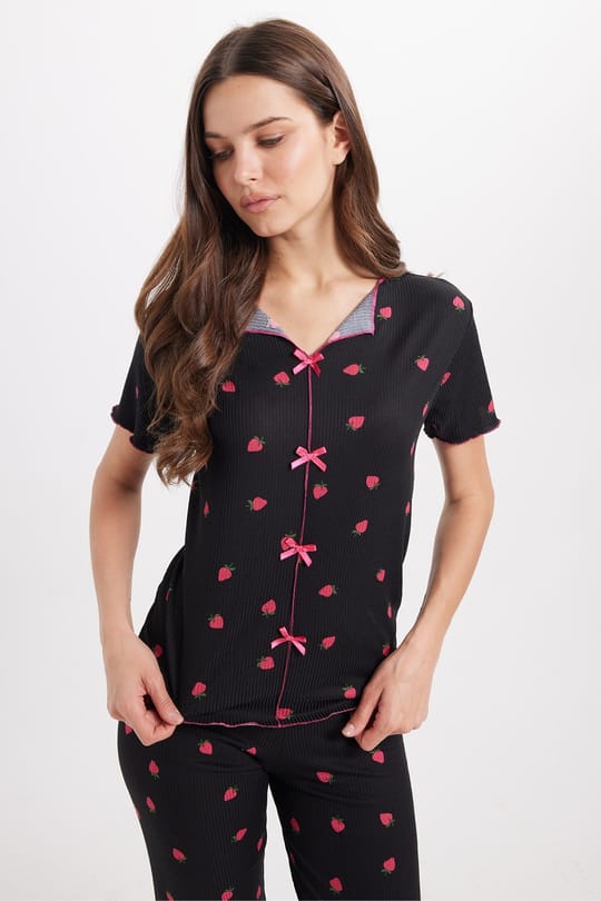 Kadın Standart Fit Normal Kesim Fitilli Görünüm Fiyonk Detaylı Kısa Kol Baskılı Siyah Pijama Takımı