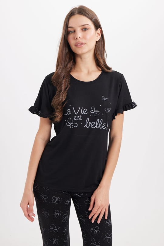Kadın Regular Fit Klasik Kesim %100 Pamuk Fırfır Detaylı Kısa Kollu Baskılı Siyah Pijama Takımı