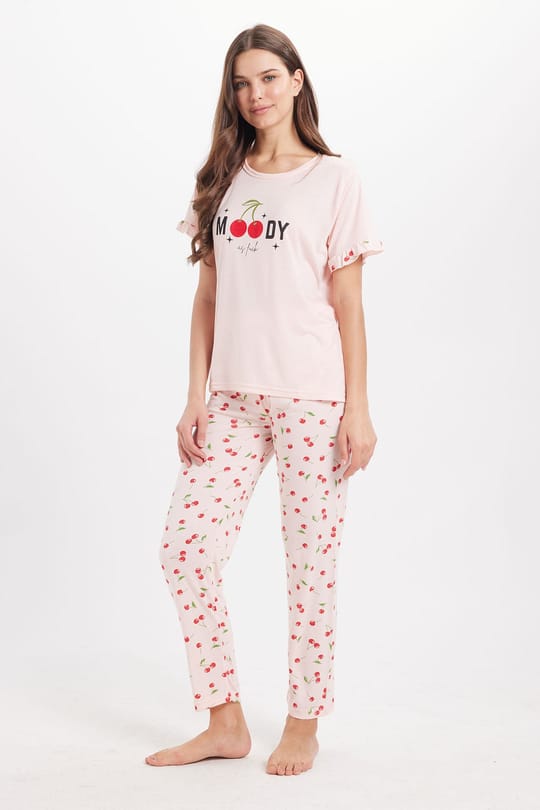 Kadın Regular Fit Klasik Kesim %100 Pamuk Fırfır Detaylı Kısa Kollu Baskılı Pembe Pijama Takımı