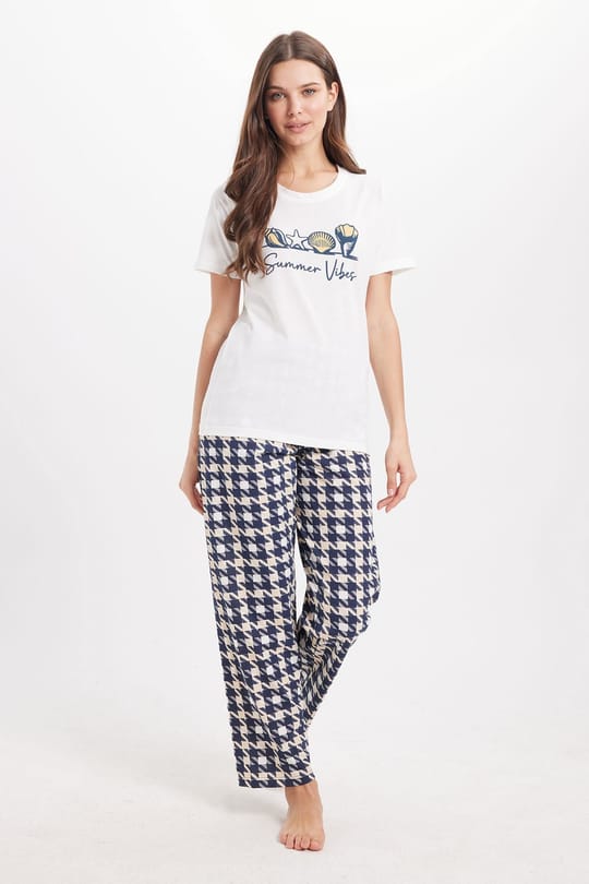 Kadın Regular Fit Klasik Kesim Pamuklu Bisiklet Yaka Kısa Kollu Baskılı Beyaz Pijama Takımı