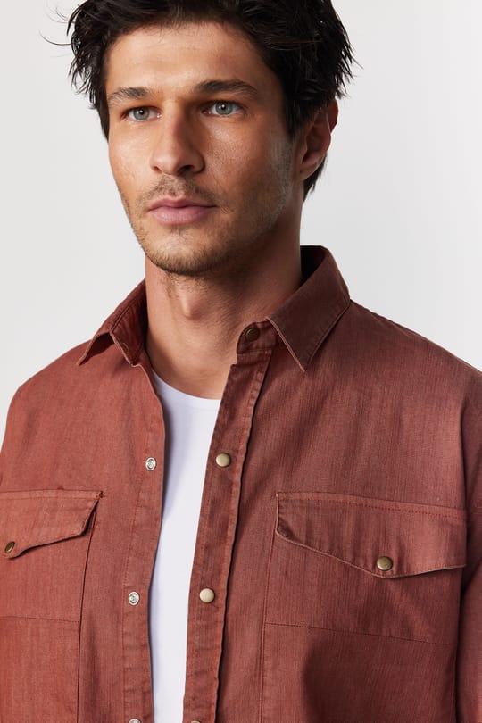 Relax Fit Uzun Kollu Denim Kot Parça Boyalı Çift Cep Kapaklı Çıtçıtlı Kahverengi Erkek Gömlek