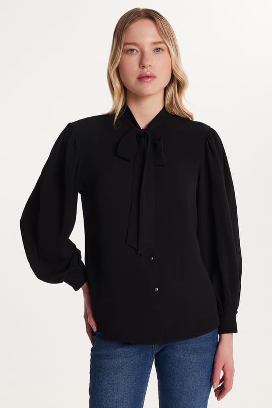 Kadın Relax Fit Rahat Kesim Gofre Kumaş Kare Manşet Siyah Fular Yaka Düz Gömlek